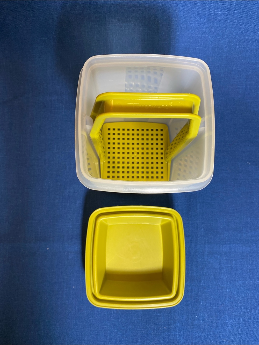 Tupperware Vintage Pickle Storage Container with Handy Pickle-lifter - Picture 3 of 11